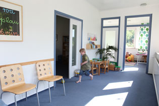 Bild der Praxis mit Kind